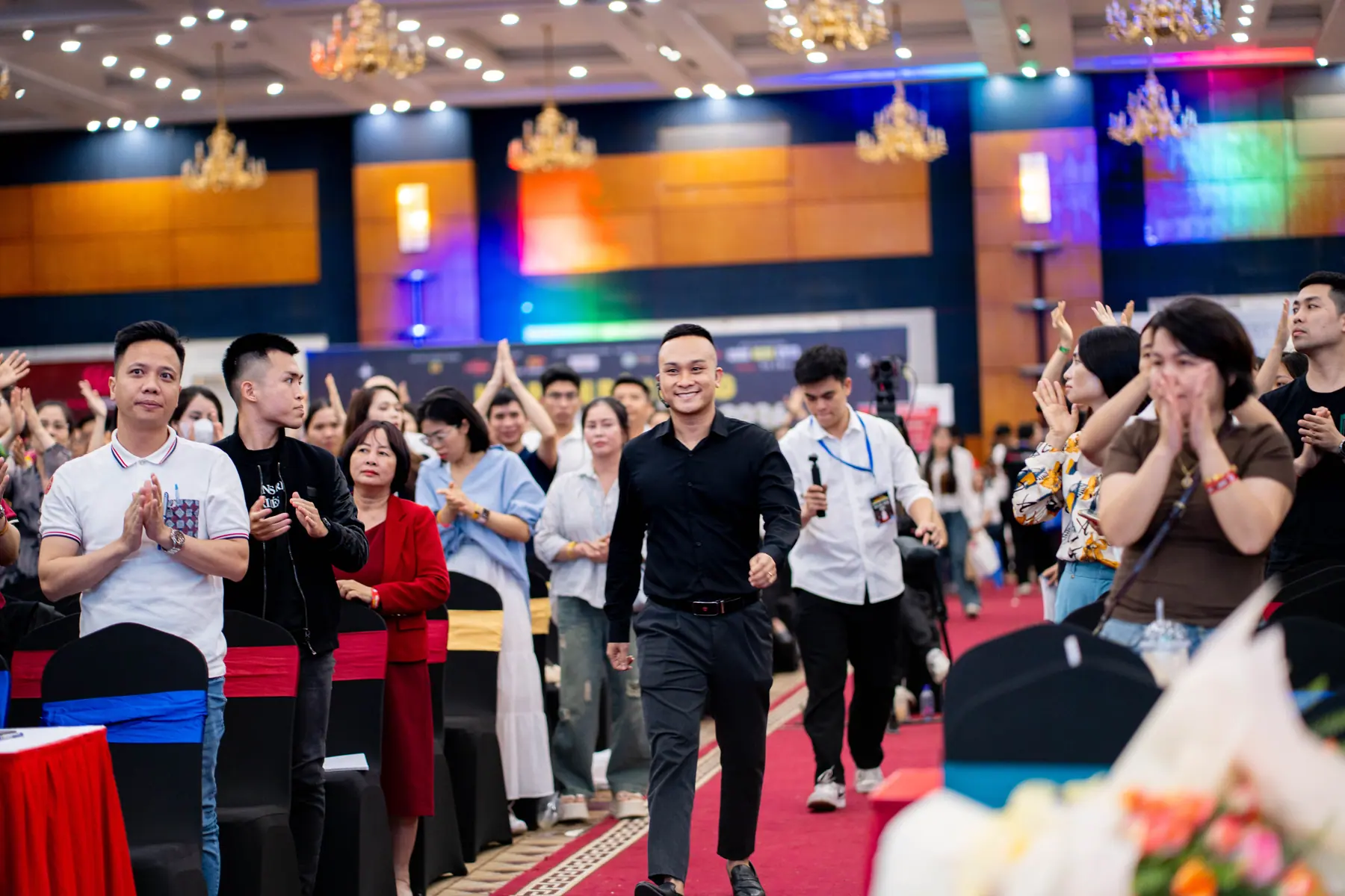 Vũ Kim Khánh giao lưu giữa khu vực khán giả tại hội nghị