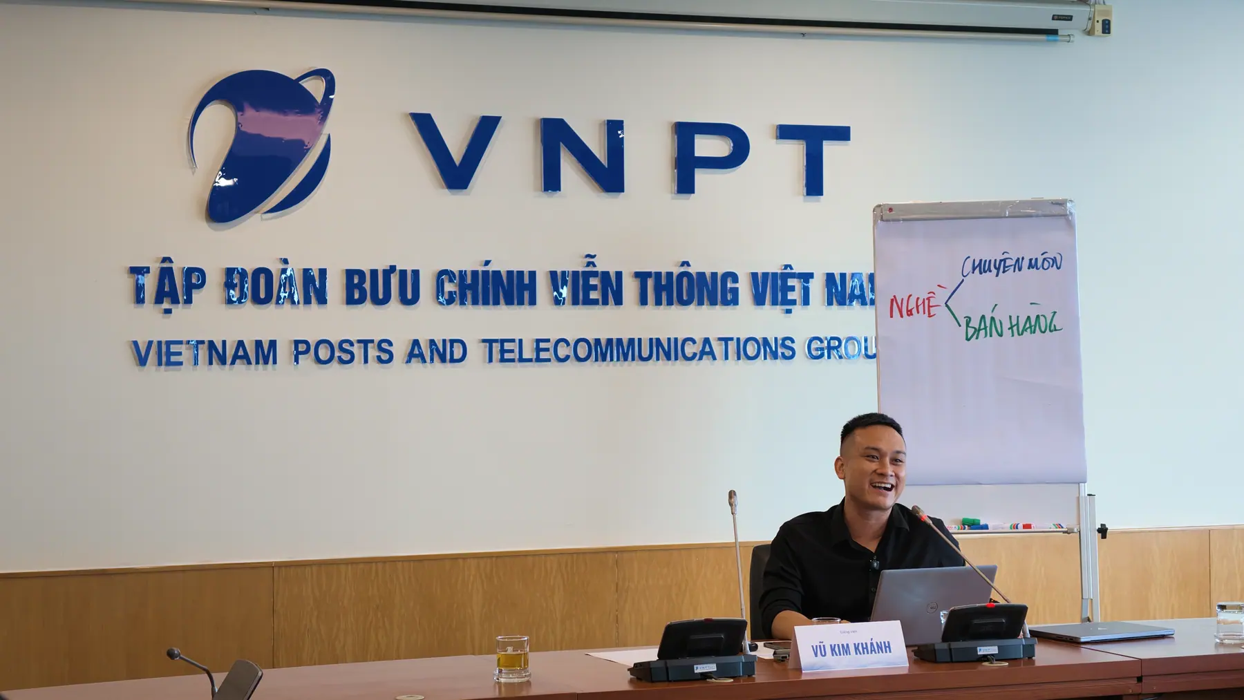 Vũ Kim Khánh đứng lớp trong chương trình đào tạo tại VNPT