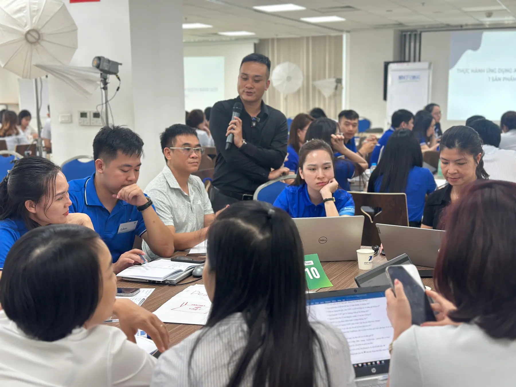 Vũ Kim Khánh coaching nhóm học viên tại bàn thực hành