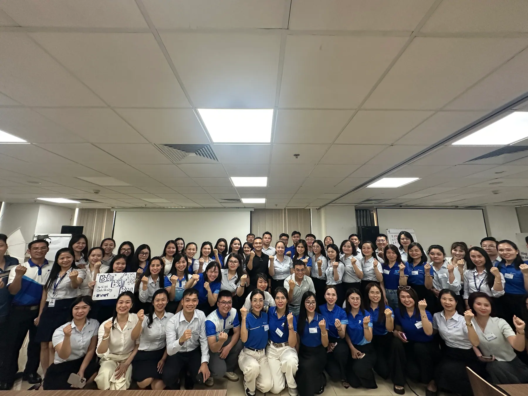 Vũ Kim Khánh chụp ảnh tập thể cùng học viên sau chương trình